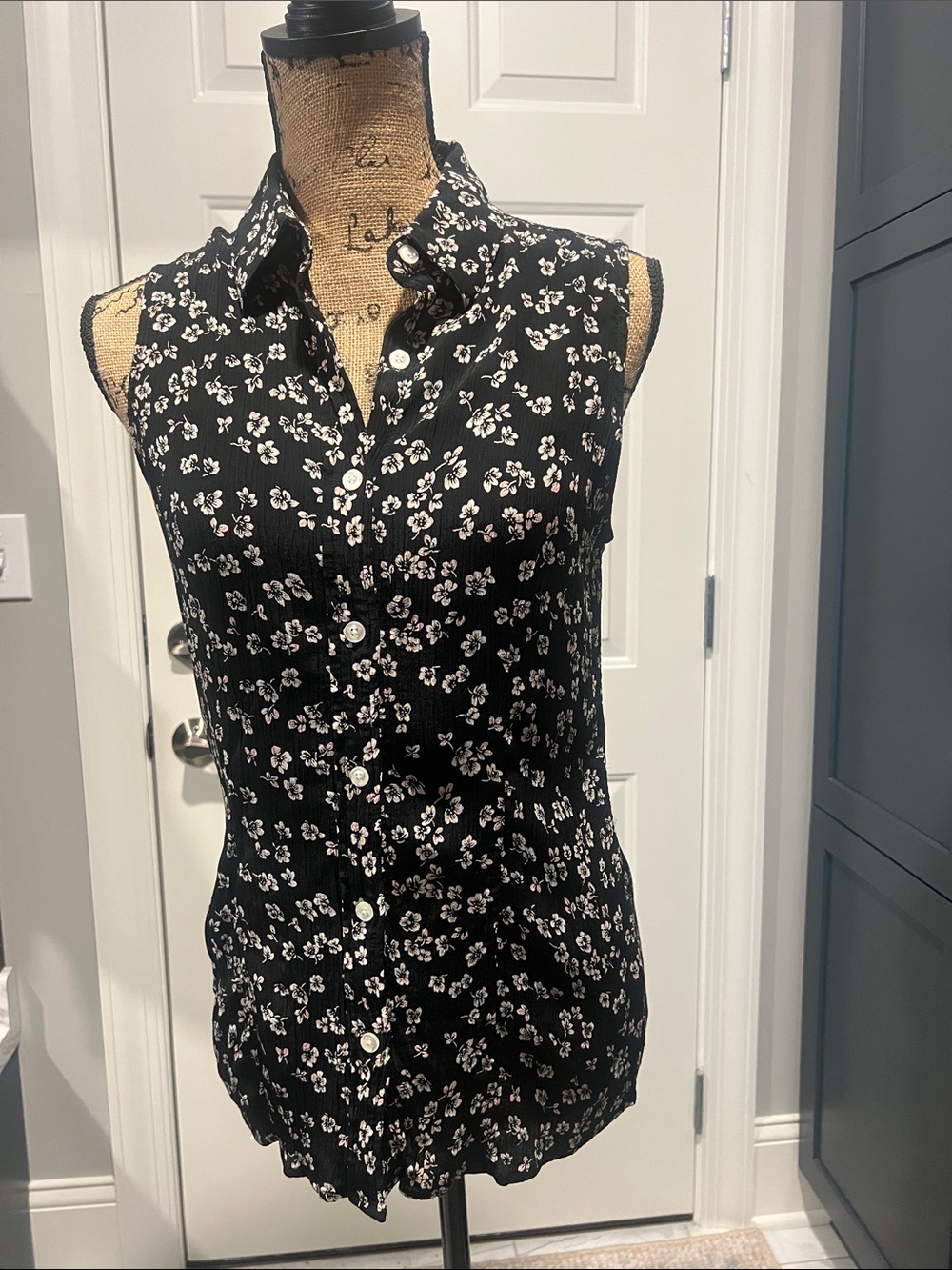 Eddie Bauer Sz S/P Sleeveless Black Floral Button-Front Shirt Casual Garden